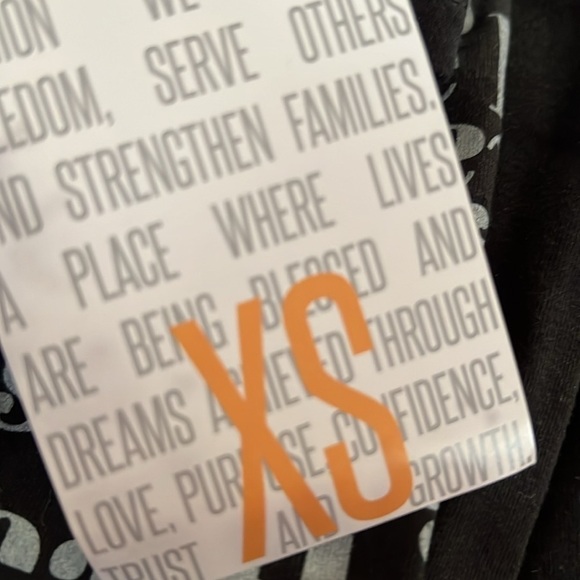 LALAROE Simply Comfortable Tee Shirt, 60% Cotton, 40% Polyester, Very Soft - Picture 5 of 5